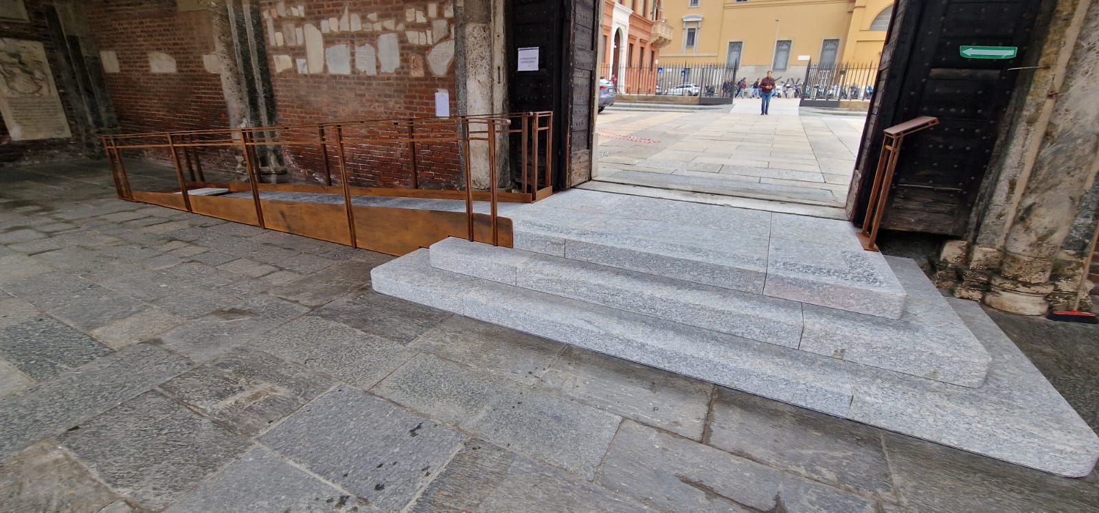 Rampa e ringhiere in acciaio accanto a una scalinata in pietra realizzate da Gamma Metallica