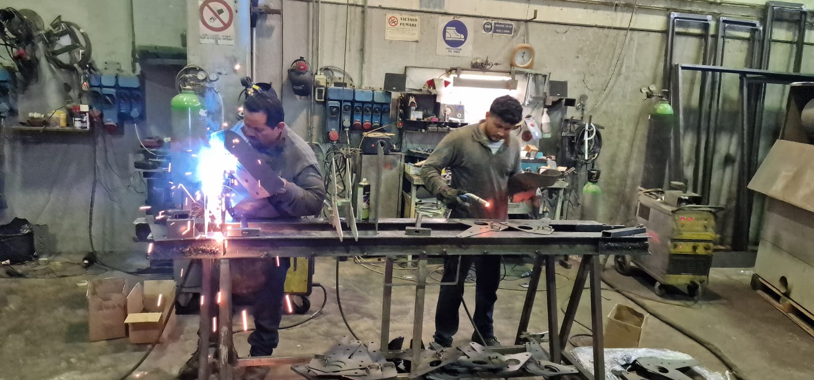 Lavorazioni di saldatura su elementi metallici nell'officina Gamma Metallica
