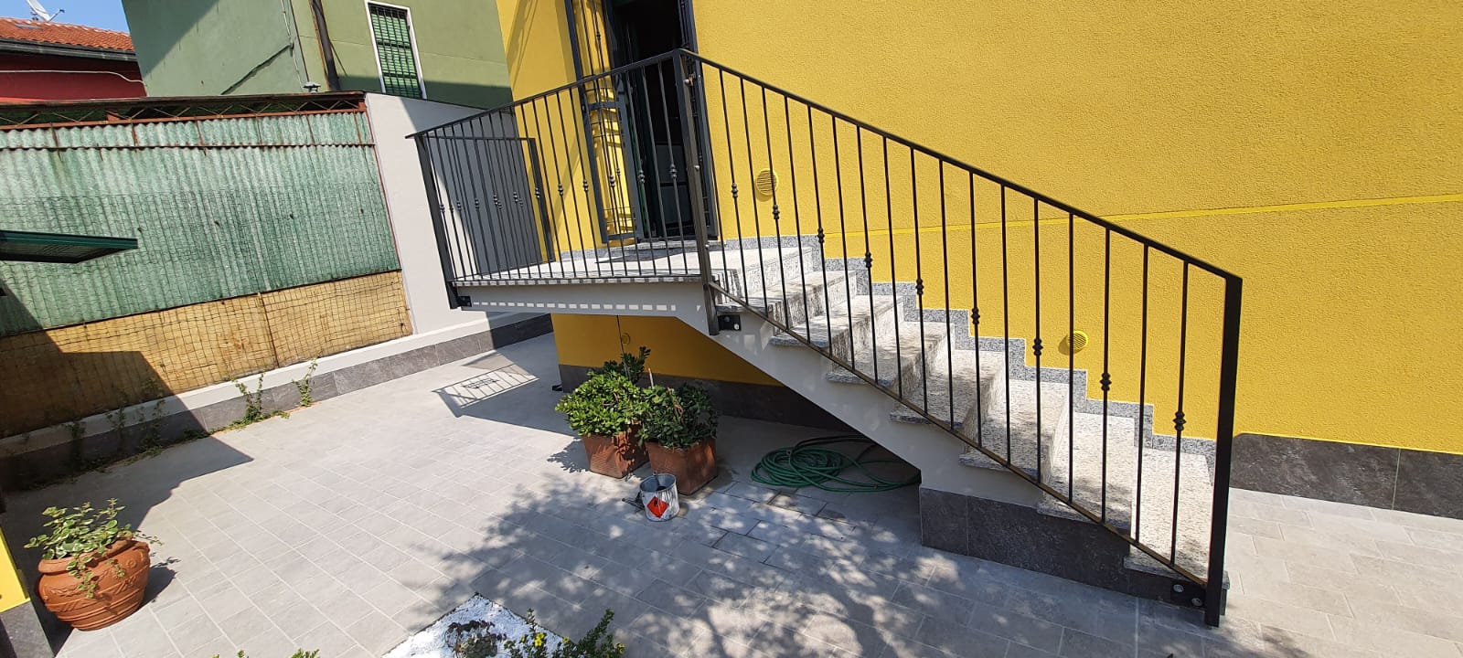 Scala esterna con ringhiera in ferro