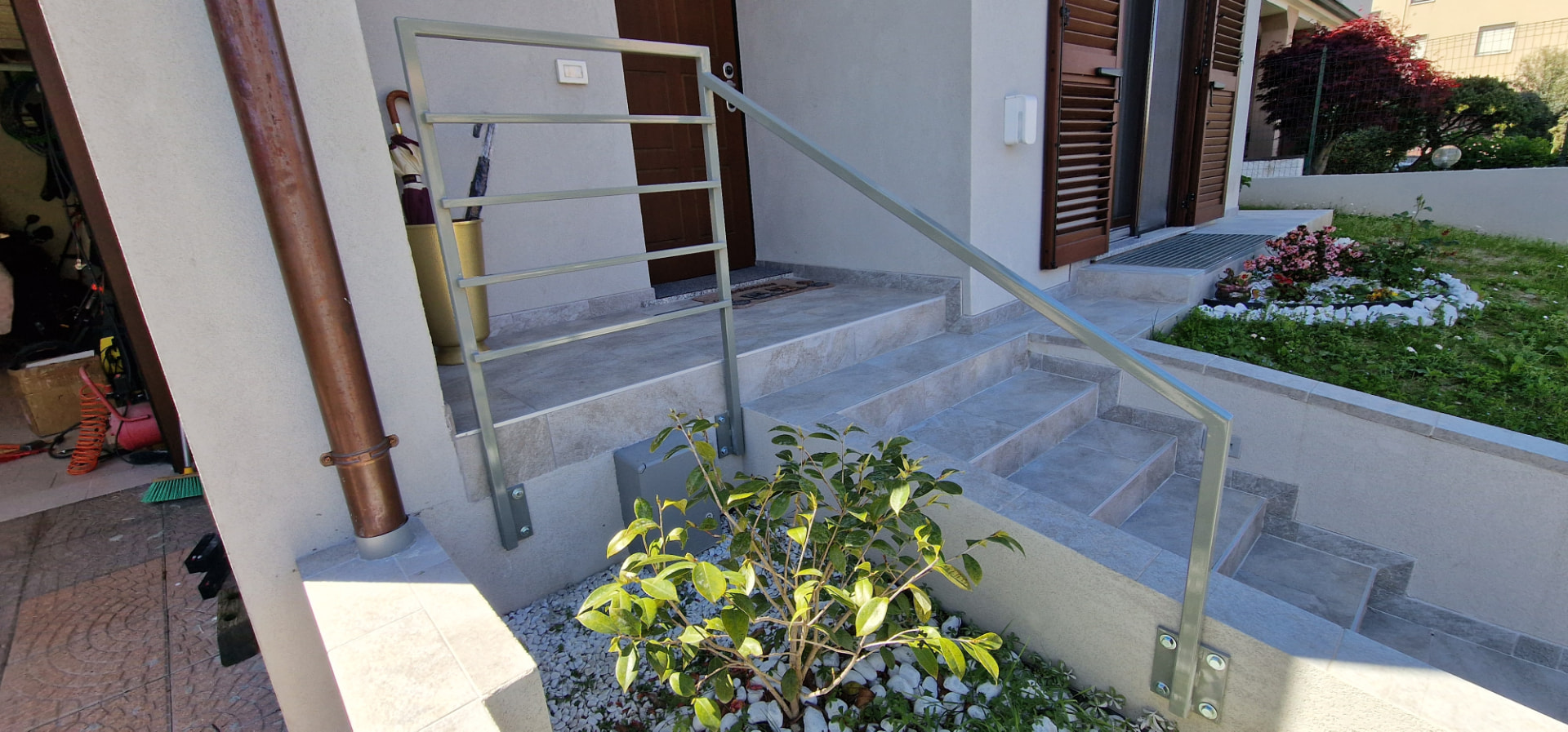Ringhiera in ferro a barre orizzontali per scala esterna — Progetto 06, foto 3, Gamma Metallica