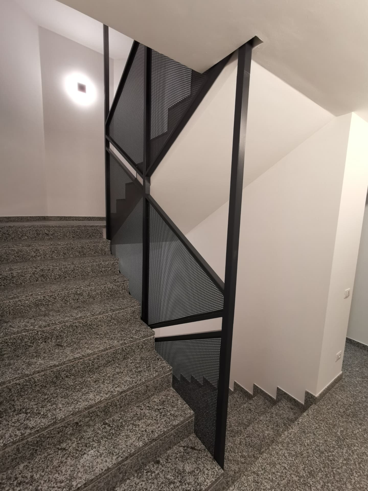 Ringhiera per scala con pannelli in rete metallica — Progetto 10, foto 1, Gamma Metallica